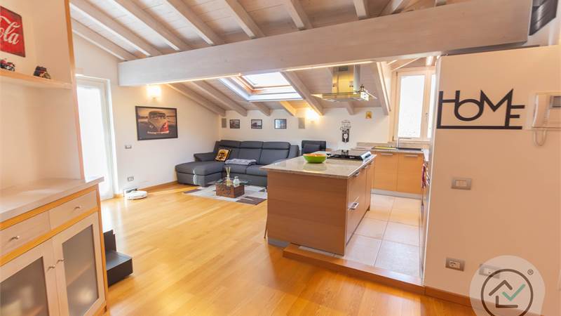 Elegante mansarda  a Masnago