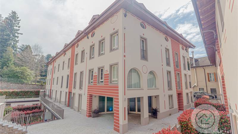 Eleganza e giardino privato a due passi dal centro di Varese