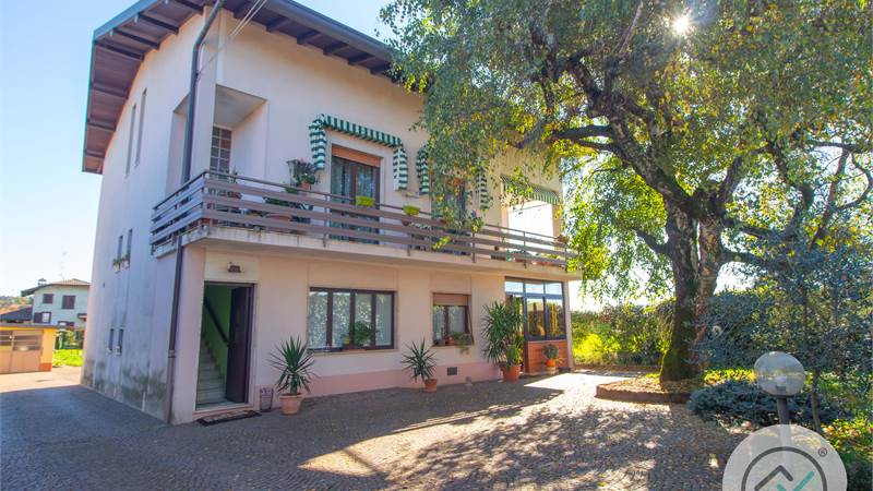 Casa indipendente con ampio giardino e potenziale unico