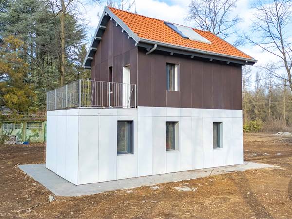 Ristrutturazione high-tech in casa singola con parco