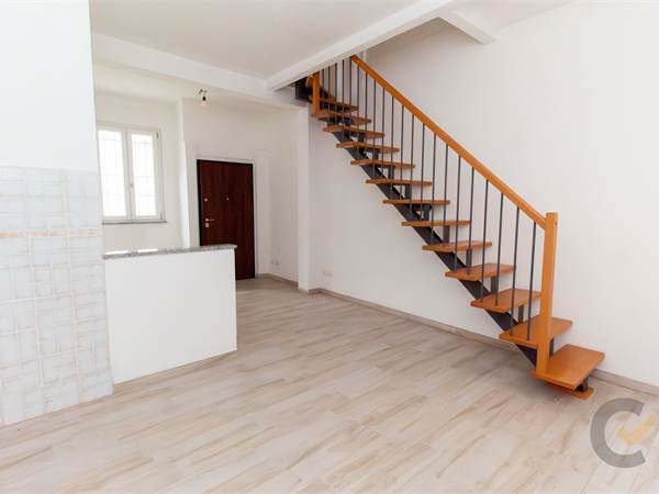 Abitazione su due livelli in contesto di corte