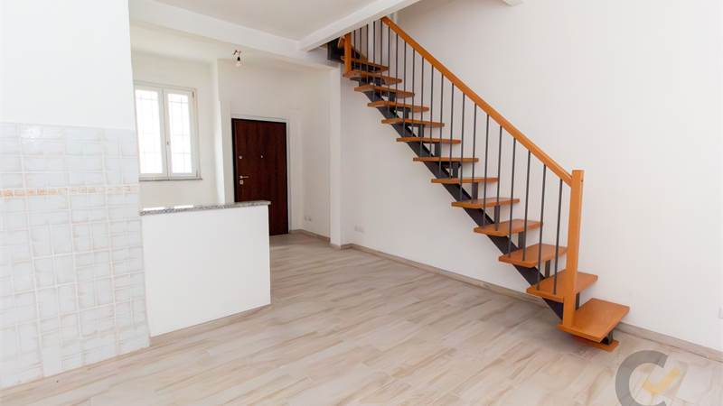 Abitazione su due livelli in contesto di corte