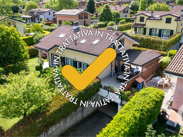 Villa for sale in Azzate