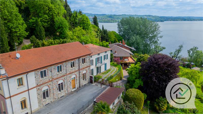 Vivi l’incanto del Lago: Bifamiliare con vista mozzafiato e accesso diretto alla natura