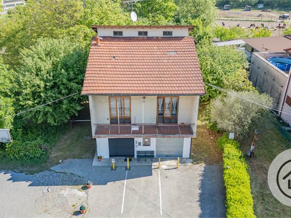 Opportunità versatile con spazio commerciale e residenziale
