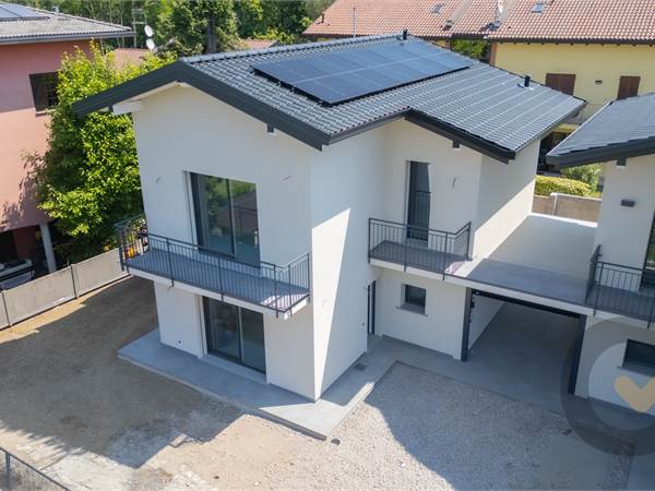 Farmhouse for sale in Azzate