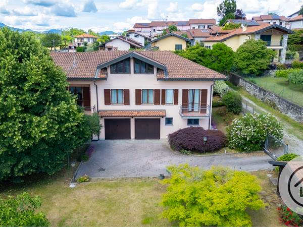 Splendida villa con giardino a Montonate