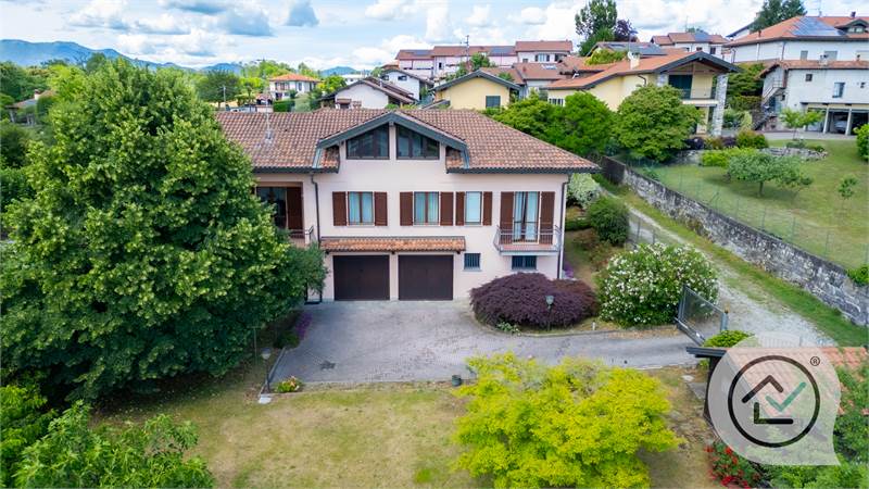Splendida villa con giardino a Montonate